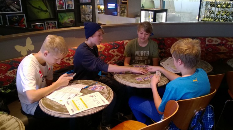 Koululaiset lähdössä Latviaan